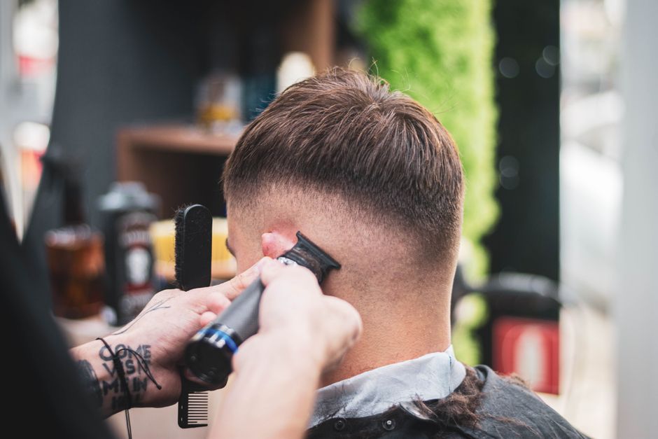 Bărbier profesionist la lucru în Barbershop Decebal